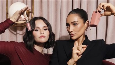 في جلسة تصوير.. سيلينا جوميز وشاي ميتشل يروجان لمنتجات تجميل Rare Beauty (صور)