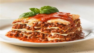 طريقة عمل اللازانيا باللحم المفروم والجبنة بخطوات بسيطة 