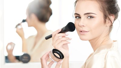 حيل ذكية بالمكياج لتقليل مظهر المسام الواسعة في بشرتك