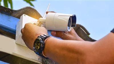 رجل يسأل ..وضعت كاميرات لأتجسس على زوجتي أثناء سفري واكتشفت اشياء صادمة هل اطلقها ؟