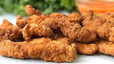 وصفة سريعة وشهية.. طريقة عمل أصابع الدجاج الحارة المقرمشة