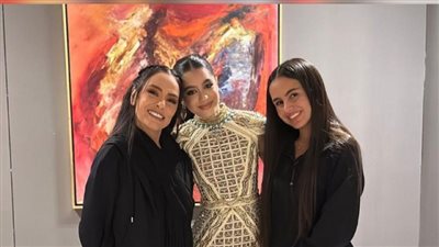 شريهان تُقبل ياسمينا العبد في افتتاح المتحف المصري الكبير 