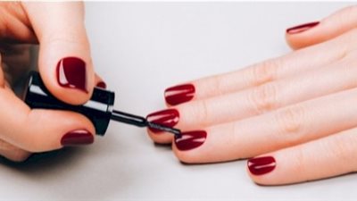 بشرى للعزباء والمتزوجة..   تفسير حلم طلاء الأظافر في المنام