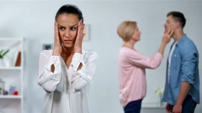 فتاة تشكو: خطيبي ابن أمه.. ما العمل؟ 