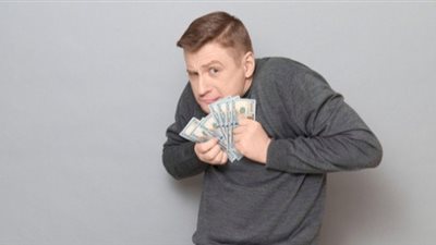 الفرق بين الحرص والبخل.. كيف تكتشفينه خلال فترة الخطوبة؟