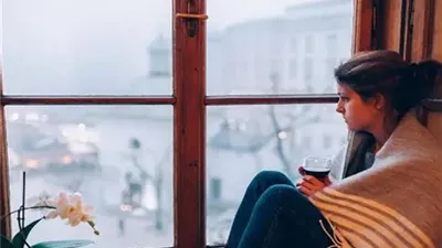  6 أعراض تكشف إصابتك باكتئاب الشتاء .. ما هي أسبابه وطرق العلاج؟ 