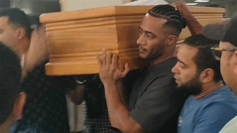 محمد رمضان في جنازة والده 