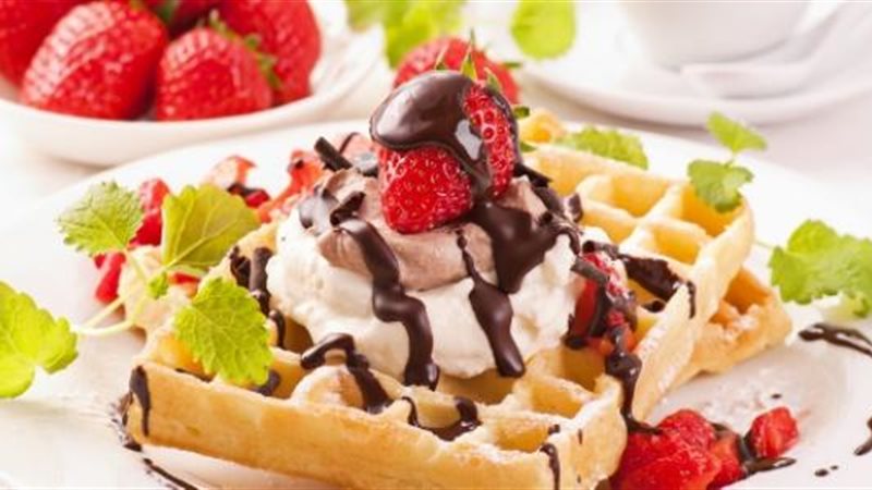 الوافل بالفواكه والشوكولاتة