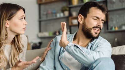 للزوجات ..10 علامات صامتة تكشف عدم حب  زوجك لك 