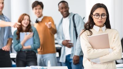 كيف اتخلص من عدم الثقة بالنفس والخوف من الناس؟