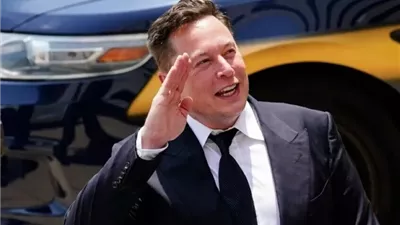 ماسك يتحدى أفضل الجراحين البشر