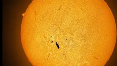 لقطة فريدة.. ظل بشري يظهر أمام الشمس