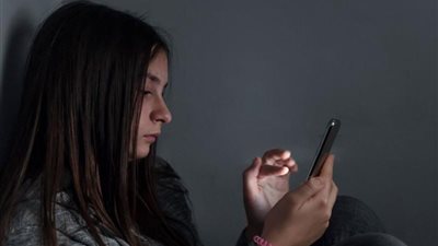 فتاة تسأل: والدي خائن.. هل أخبر أمي؟