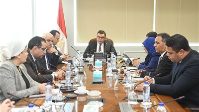 وزير الإسكان يتابع الاشتراطات والضوابط والمعايير الخاصة بالإعلانات على الطرق العامة والمحاور