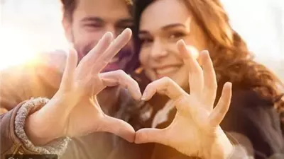 زوج يصنع لزوجته تمثالا تتعامد عليه الشمس 