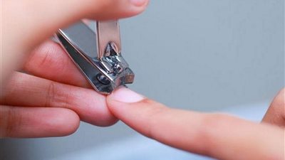 تفسير حلم قص الأظافر في المنام للعزباء والمتزوجة والحامل 