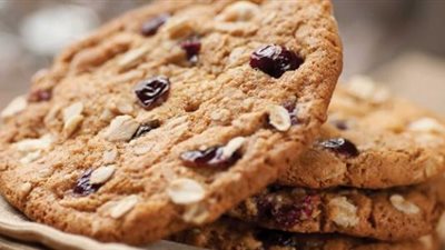 طريقة عمل  كوكيز الشوفان بالتفاح المجفف والزبيب 