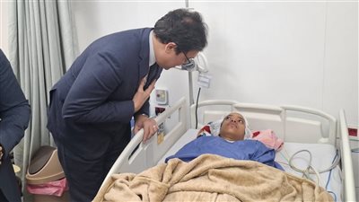  وزير الثقافة يزور طلاب أسوان المصابين في حادث طريق إسنا للاطمئنان على حالتهم