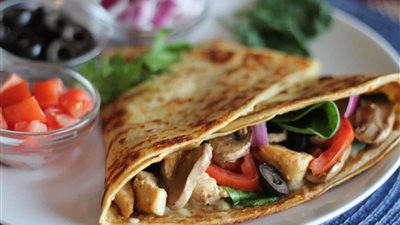 طريقة عمل كريب الدجاج والجبن بمكونات بسيطة في مطبخك 