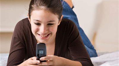 أمي اكتشفت محادثتي مع ولد.. كيف أنجو من العقاب؟