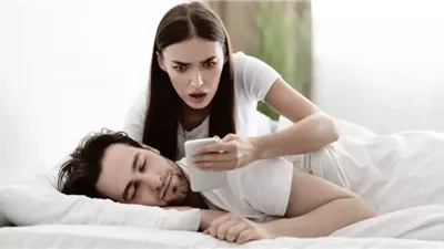 زوجة تشكو: زوجي يُشاهد أفلام إباحية وبيمثل إنه بيصلي.. ماذا أفعل؟