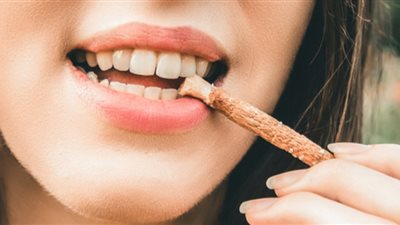 تفسير رؤية السواك في المنام للعزباء والمتزوجة والحامل 