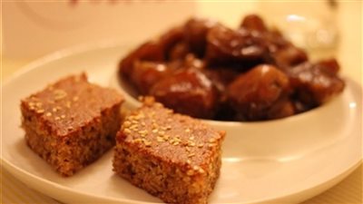 حلويات لذيذة وسهلة التحضير .. طريقة عمل بسبوسة التمر