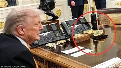 ساعة ذهبية على مكتب ترامب تثير الجدل.. من قدّم الهدية؟