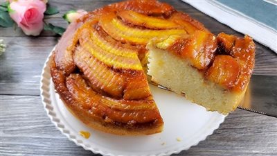 طريقة عمل كيكة العسل بحشوة الموز المكرمل بخطوات بسيطة