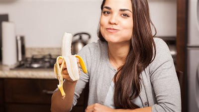 بشرى للعزباء والحامل..  تفسير حلم أكل الموز في المنام 