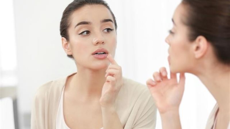  أفضل الزيوت لترطيب الشفاه وحمايتها من الجفاف