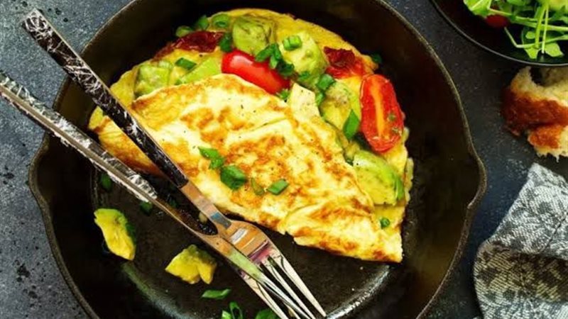  أومليت بالسبانخ والزيتون