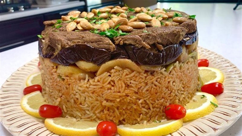 المقلوبة بالخضار واللحم