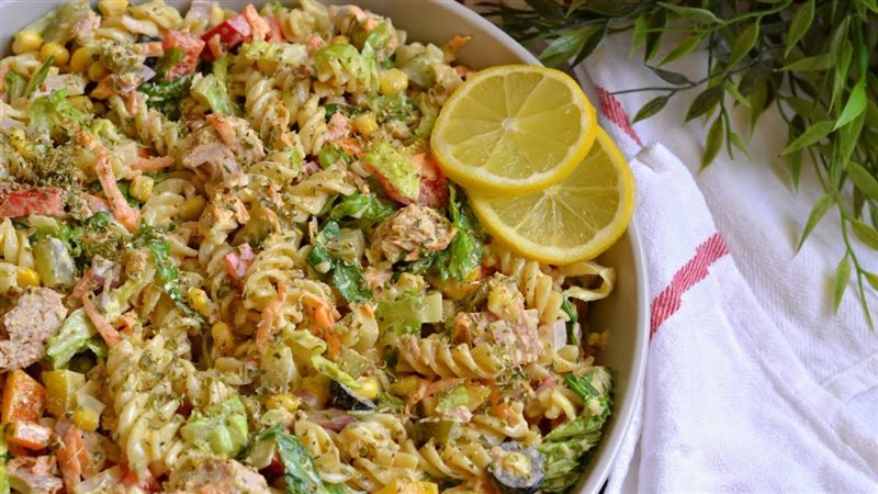 سلطة التونة بالمكرونة والبصل الأخضر 