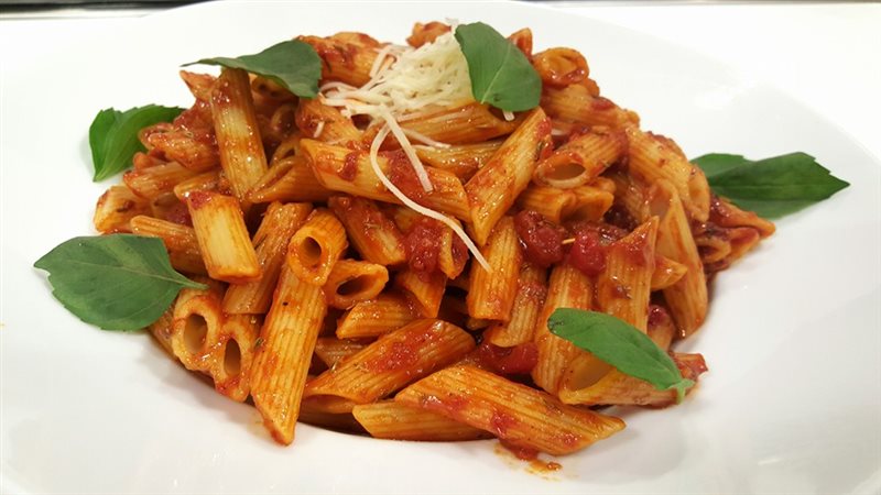  مكرونة ارابياتا بالطماطم