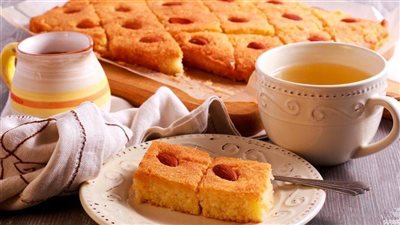 طريقة عمل البسبوسة بالزبادي بمكونات بسيطة في المنزل 