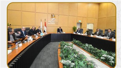 وزير الإسكان يستعرض مع شركة 