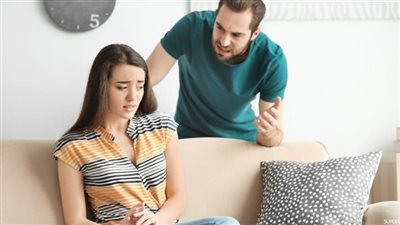 لماذا يؤذي الرجل زوجته رغم حبه لها؟