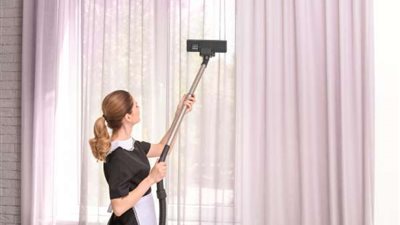 4 طرق لتنظيف الستائر بفاعلية دون الحاجة إلى إنزالها