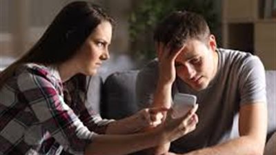 زوجي الجديد يصرف على أولادي لكنه خائن.. هل أطلب الطلاق؟