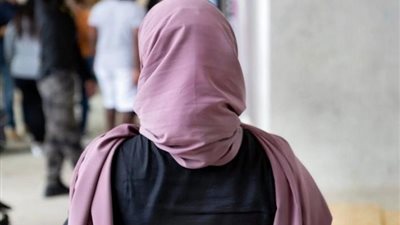  ما حكم ارتداء طرحة شفافة تظهر لون الشعر؟  