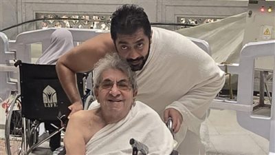 أحمد فلوكس يصطحب والده فاروق فلوكس إلى العمرة 