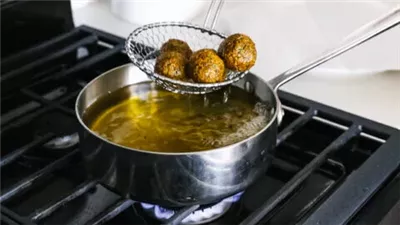 إحذري.. 5 مخاطر  صحية يسببها تخزين مقلاة الزيت في فرن البوتاجاز