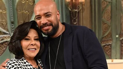 حاتم صلاح يعرب عن سعادته بظهوره مع زوجته في “صاحبة السعادة”