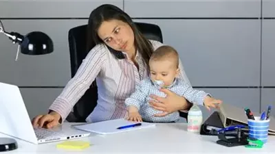 عمل الأم.. كيف يؤثر على سلوك أطفالك؟