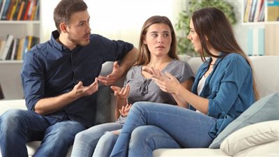 سيدة تشكو أخت زوجها  تسكن معهم و لا تُشارك فى مصروف البيت ..التعليقات صادمة 