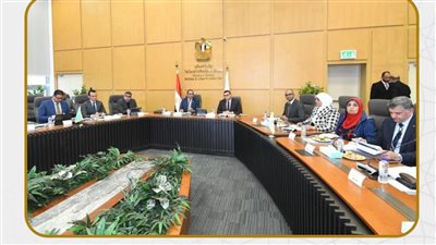 وزير الإسكان يبحث مع محافظ قنا مشروعات التنمية العمرانية والخدمية