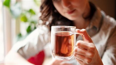 بشارة بسماع الأخبار السارة..  تفسير حلم شرب الشاي في المنام