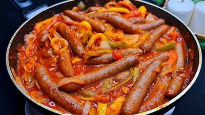 وصفة سهلة ولذيذة.. طريقة عمل السجق  بالبصل والطماطم