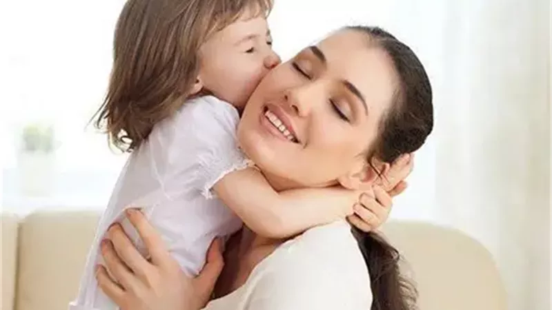 علامات حب الطفل لأمه